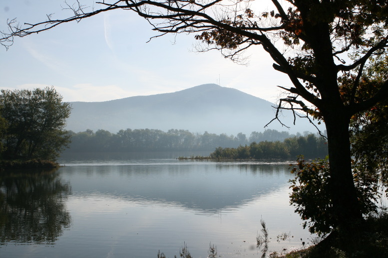 The Susquahanna River north of Harrisberg, PA, copyright © 2010, 2011 APC.